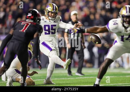 Piscataway, New Jersey, États-Unis. 28 septembre 2024. Washington Huskies place kicker GRADY GROSS (95) tente un field goal pendant le match entre l'Université Rutgers et les Washington Huskies au stade SHI de Piscataway, NJ (crédit image : © Scott Rausenberger/ZUMA Press Wire) USAGE ÉDITORIAL SEULEMENT! Non destiné à UN USAGE commercial ! Banque D'Images