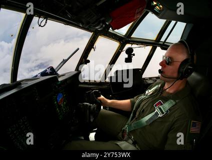 Keesler AFB, Mississippi, États-Unis. 26 septembre 2024. Les Hurricane Hunters de la réserve de la Force aérienne ont effectué une mission de reconnaissance météorologique dans l'ouragan Helene, le 26 septembre 2024. Les équipages ont effectué des missions 24 heures sur 24 du 23 au 26 septembre 2024 dans l'ouragan Helene pour recueillir des données météorologiques vitales pour les prévisions du National Hurricane Center. Les Hurricane Hunters, ou 53rd Weather reconnaissance Squadron, sont une unité de la 403rd Wing, Keesler Air Force base, Mississippi. (Crédit image : © U.S. Air Force/ZUMA Press Wire) USAGE ÉDITORIAL SEULEMENT! Non destiné à UN USAGE commercial ! Banque D'Images