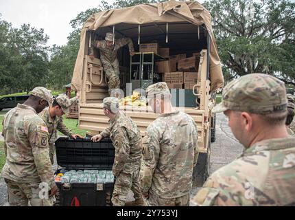 Floride, États-Unis. 25 septembre 2024. Les soldats du bataillon du génie de la 753e brigade préparent des approvisionnements pour l'ouragan Helene à Tallahassee, en Floride, le 25 septembre 2024. La Garde nationale de Floride a des soldats et des aviateurs activés dans tout l'État, prêts pour une activation complète des forces selon les instructions du gouverneur. (Crédit image : © U.S. Army/ZUMA Press Wire) USAGE ÉDITORIAL SEULEMENT! Non destiné à UN USAGE commercial ! Banque D'Images