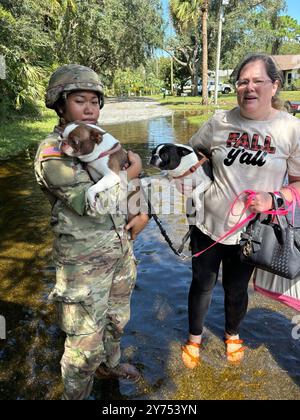 Floride, États-Unis. 27 septembre 2024. Des membres de la 256e Compagnie médicale aident les familles qui ne peuvent pas conduire leur voiture jusqu'aux refuges lors de la reconnaissance des hautes eaux à Crystal River, le 27 septembre 2024. La réponse à l'ouragan Hélène est un effort d'équipe massif, et FLARNG mobilise pleinement toutes les forces disponibles. (Crédit image : © U.S. Army/ZUMA Press Wire) USAGE ÉDITORIAL SEULEMENT! Non destiné à UN USAGE commercial ! Banque D'Images