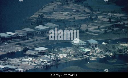 Floride, États-Unis. 27 septembre 2024. Un équipage d'avions d'application de la loi multi-rôles de la branche aérienne et maritime de Jacksonville évalue les dommages causés par l'ouragan Helene le long de la côte de Floride le 27 septembre 2024, quelques heures après l'atterrissage. Les photos prises entre Steinhatchee et Horseshoe Beach révèlent de graves dommages aux maisons. (Crédit image : © Air and Marine Operations./ZUMA Press Wire) USAGE ÉDITORIAL SEULEMENT! Non destiné à UN USAGE commercial ! Banque D'Images