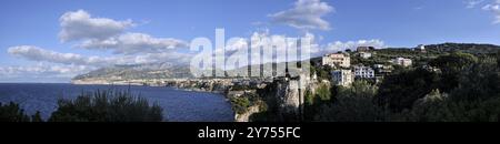 Vue de Sorrente depuis Capo. Un point de vue inhabituel et non accessible à tout le monde. Banque D'Images