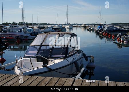 Kasnäs, Finlande. 13 juillet 2024 - bateaux amarrés à Kasnäs Guest Harbor en été Banque D'Images