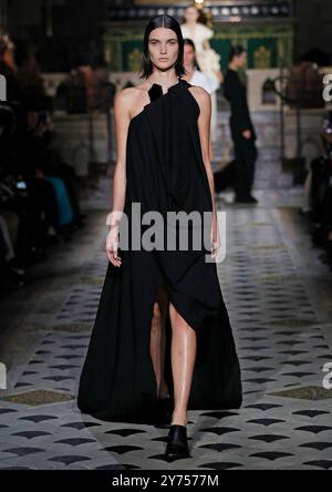 Paris, France. 26 septembre 2024. Un mannequin marche sur la piste pendant le salon Uma Wang dans le cadre de la Fashion week Paris printemps/été 2019, le 27 septembre 2018 à Paris, France. Photo Alain-Gil Gonzalez/ABACAPRESS. COM Credit : Abaca Press/Alamy Live News Banque D'Images