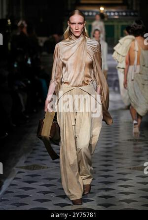 Paris, France. 26 septembre 2024. Un mannequin marche sur la piste pendant le salon Uma Wang dans le cadre de la Fashion week Paris printemps/été 2019, le 27 septembre 2018 à Paris, France. Photo Alain-Gil Gonzalez/ABACAPRESS. COM Credit : Abaca Press/Alamy Live News Banque D'Images