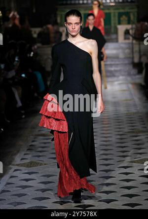 Paris, France. 26 septembre 2024. Un mannequin marche sur la piste pendant le salon Uma Wang dans le cadre de la Fashion week Paris printemps/été 2019, le 27 septembre 2018 à Paris, France. Photo Alain-Gil Gonzalez/ABACAPRESS. COM Credit : Abaca Press/Alamy Live News Banque D'Images