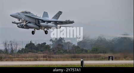 Chargé de réservoirs de carburant externes, un EA-18G Growler attaché au Nine Air test and Evaluation Squadron (VX-9) de la marine américaine — les Vampires — devient airb Banque D'Images