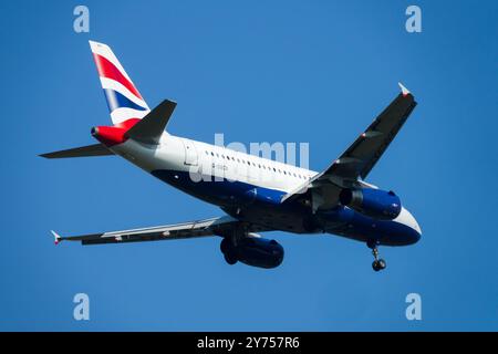 Atterrissage d'un avion de British Airways Airbus A319 approche d'atterrissage approche d'un vol de vol approches Banque D'Images