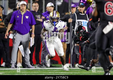 Piscataway, New Jersey, États-Unis. 28 septembre 2024. Le receveur des Huskies de Washington, GILES JACKSON (5), court avec le ballon pendant le match entre l'Université Rutgers et les Huskies de Washington au stade SHI de Piscataway, NJ (crédit image : © Scott Rausenberger/ZUMA Press Wire) USAGE ÉDITORIAL SEULEMENT! Non destiné à UN USAGE commercial ! Banque D'Images