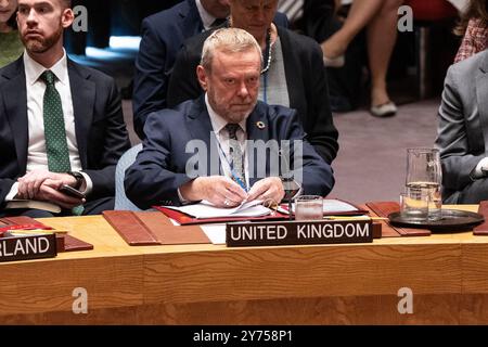 New York, NY, États-Unis, 27 septembre 2024 : Lord Ray Collins of Highbury, sous-secrétaire d'État parlementaire au Bureau des Affaires étrangères, du Commonwealth et du développement, assiste à la réunion du Conseil de sécurité sur la situation au moyen-Orient au Siège de l'ONU à New York le 27 septembre 2024. Crédit : Lev Radin/Alamy Live News Banque D'Images