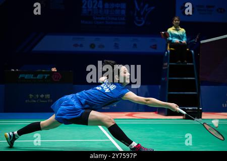 Macao, Chine. 28 septembre 2024. Miyazaki Tomoka fait son retour lors du match de demi-finale en simple féminin entre Lin Hsiang Ti du Taipei chinois et Miyazaki Tomoka du Japon au Macao Open Badminton 2024 à Macao, Chine du Sud, le 28 septembre 2024. Crédit : Cheong Kam Ka/Xinhua/Alamy Live News Banque D'Images