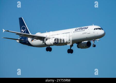 Un Airbus A321 de Lufthansa approche de Berlin Lufthansa atterrissant Banque D'Images