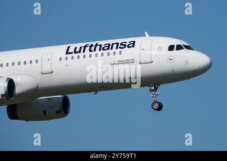 Un Airbus A321 de Lufthansa approche de l'atterrissage d'un avion Lufthansa de Berlin Banque D'Images