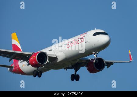 Atterrissage en approche vol Blue Sky Flight approche de Berlin Airbus A321 avion Iberia Express Aviation Company avion Banque D'Images