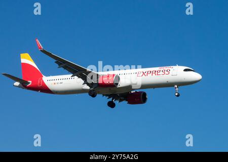 Approche atterrissage approche vol approche Airbus A321 avion Iberia Express Aviation Company avion avion vue de côté Banque D'Images