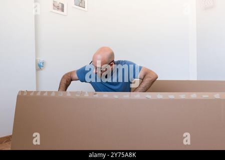 Portrait d'un homme assemblant des meubles. Faites-le vous-même ensemble de meubles. Banque D'Images
