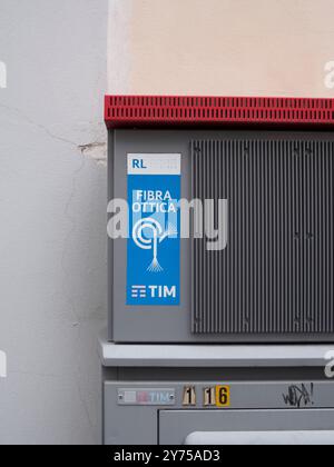 Cremona, Italie 26 septembre 2024 boîtier de connexion Internet gris fixé au mur. Affichant le logo de la société italienne de télécommunications tim et t Banque D'Images