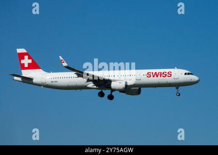 La compagnie aérienne suisse Airbus A321 approche de l'avion d'atterrissage approche de Berlin vol avion avion Jetliner côté passager commercial Banque D'Images