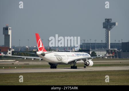 Turkish Airlines avion avion avion avion Jetliner passager avion avion de ligne sol Tarmac piste roulante Tour de contrôle du trafic de l'aéroport de Berlin Banque D'Images