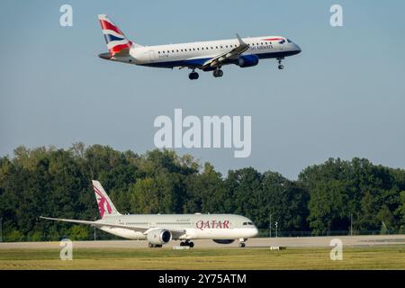 Quatar Airways roule sur la piste British Airways atterrissant à l'aéroport de Berlin Banque D'Images