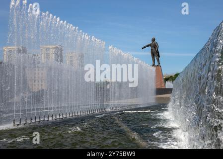 ST. PÉTERSBOURG, RUSSIE - 30 JUIN 2024 : Cascade de fontaines au monument à Lénine. MOSKOV Square, à Pétersbourg Banque D'Images