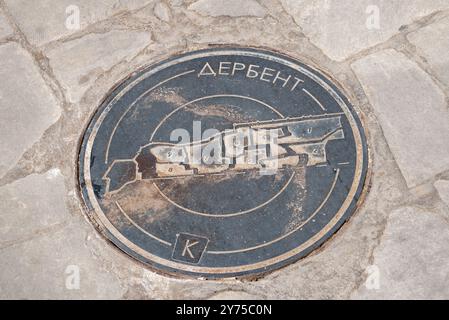 DERBENT, RUSSIE - 09 MAI 2024 : une trappe d'accès avec un schéma de la forteresse Naryn-Kala, Derbent. République du Daghestan, Russie Banque D'Images