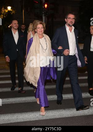 Athènes, Grèce. 27 septembre 2024. L'ancienne reine Anne-Marie de Grèce accompagnée de son fils le prince Nikolaos de Grèce assiste au dîner pré-mariage de la princesse Théodora de Grèce à Matthieu Kumar au Musée byzantin et chrétien. Crédit : Dimitris Aspiotis/Alamy Live News Banque D'Images