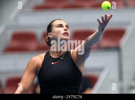 Pékin, Chine. 28 septembre 2024. Aryna Sabalenka, de Biélorussie, participe au match de deuxième tour en simple féminin entre Aryna Sabalenka, de Biélorussie, et Mananchaya Sawangkaew, de Thaïlande, au tournoi de tennis de l'Open de Chine 2024 à Pékin, capitale de la Chine, le 28 septembre 2024. Crédit : Zhang Chenlin/Xinhua/Alamy Live News Banque D'Images