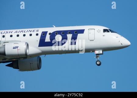 Embraer ERJ-190 LOT Polish Airlines avion à nez d'avion atterrissant à Berlin Allemagne Banque D'Images