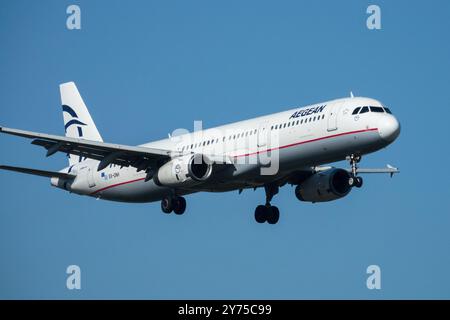 Aegean Airlines Airbus A321-200 avion d'atterrissage avion avion avion Jetliner passagers Jet approche approche du vol volant Berlin Banque D'Images