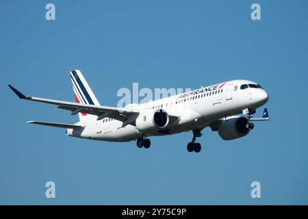 Airbus A220-300 Air France, avion d'atterrissage avion avion avion Jetliner passagers Jet Airliner Airline Airlines exploitait Air France Banque D'Images