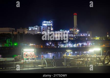 Scène nocturne de BASF à Ludwigshafen avec le Rhin en le premier plan Banque D'Images