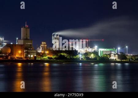 Scène nocturne de BASF à Ludwigshafen avec le Rhin en le premier plan Banque D'Images