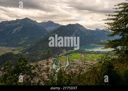Incroyable ville aérienne et vue sur la nature depuis le sommet d'Interlaken, Harder Kulm, Suisse Banque D'Images