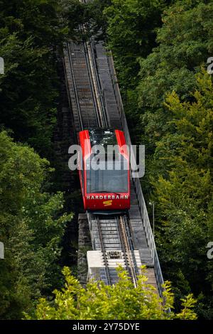 La vue sur le funiculaire de chemin de fer à Harder Kulm surplombant Interlaken et le lac sans personne en vue un jour d'été. Banque D'Images