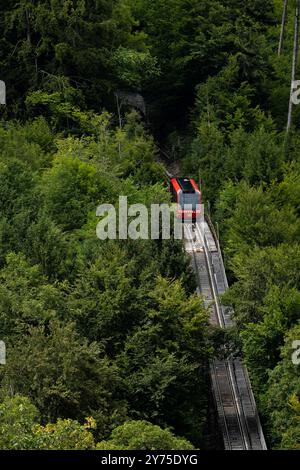 La vue sur le funiculaire de chemin de fer à Harder Kulm surplombant Interlaken et le lac sans personne en vue un jour d'été. Banque D'Images