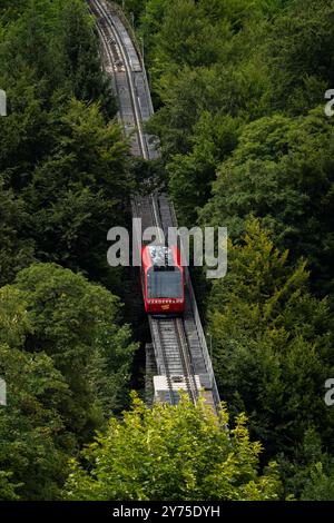 La vue sur le funiculaire de chemin de fer à Harder Kulm surplombant Interlaken et le lac sans personne en vue un jour d'été. Banque D'Images