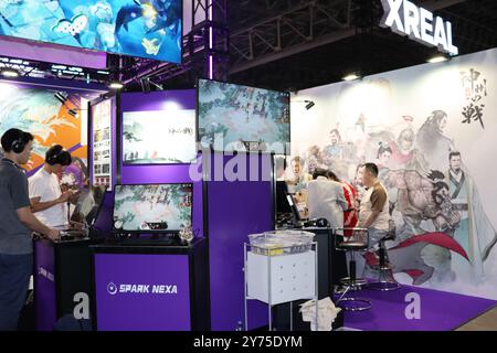 Tokyo, Japon. 26 septembre 2024. Les gens essaient un jeu chinois au Tokyo Game Show 2024 à Tokyo, Japon, 26 septembre 2024. L'engouement chinois du jeu prend de l'ampleur au Tokyo Game Show 2024 qui a débuté jeudi, avec sa haute qualité et sa riche culture qui attire les yeux des professionnels du jeu et des passionnés du monde entier. POUR ALLER AVEC les "exposants chinois sous les projecteurs au salon du jeu de Tokyo" crédit : Yang Guang/Xinhua/Alamy Live News Banque D'Images