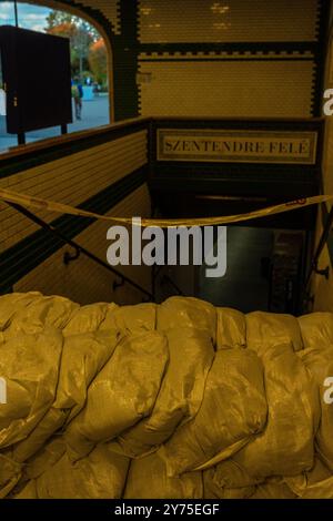 Budapest, Hongrie - 19 septembre 2024 : une gare ferroviaire barricadée par des sacs de sable en réponse aux inondations après la tempête 'Boris' à Budapest. Banque D'Images