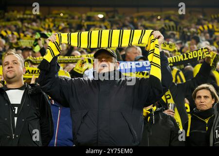 Dortmund, Deutschland. 27 septembre 2024. Fußball, 1. Bundesliga : Borussia Dortmund - VfL Bochum, 5. Spieltag, signal Iduna Park, BVB Fan mit Schal/DFB/DFL LA RÉGLEMENTATION INTERDIT TOUTE UTILISATION DE PHOTOGRAPHIES COMME SÉQUENCES D'IMAGES ET/OU QUASI-VIDÉO. Crédit : dpa/Alamy Live News Banque D'Images