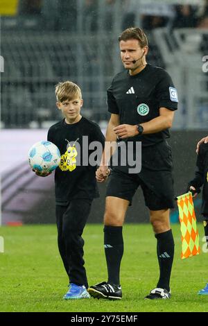 Dortmund, Deutschland. 27 septembre 2024. Fußball, 1. Bundesliga : Borussia Dortmund - VfL Bochum, 5. Spieltag, signal Iduna Park, Schiedsrichter LA RÉGLEMENTATION du Dr Felix Brych/DFB/DFL INTERDIT TOUTE UTILISATION DE PHOTOGRAPHIES COMME SÉQUENCES D'IMAGES ET/OU QUASI-VIDÉO. Crédit : dpa/Alamy Live News Banque D'Images