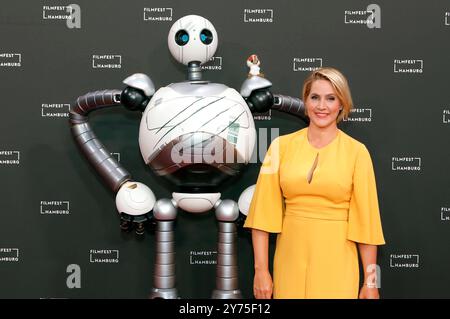Rozzum 7134 und Judith Rakers BEI der Premiere des Animationsfilms Der wilde Roboter / The Wild robot auf dem 32. Filmfest Hamburg 2024 im Cinemaxx Dammtor. Hambourg, 27.09.2024 *** Rozzum 7134 et Judith Rakers à l'avant-première du film d'animation The Wild robot au Filmfest 32 de Hambourg 2024 au Cinemaxx Dammtor Hamburg, 27 09 2024 Foto:XC.xTamckex/xFuturexImagex Roboter 4914 Banque D'Images