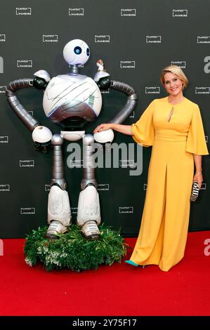 Rozzum 7134 und Judith Rakers BEI der Premiere des Animationsfilms Der wilde Roboter / The Wild robot auf dem 32. Filmfest Hamburg 2024 im Cinemaxx Dammtor. Hambourg, 27.09.2024 *** Rozzum 7134 et Judith Rakers à l'avant-première du film d'animation The Wild robot au Filmfest 32 de Hambourg 2024 au Cinemaxx Dammtor Hamburg, 27 09 2024 Foto:XC.xTamckex/xFuturexImagex Roboter 4910 Banque D'Images