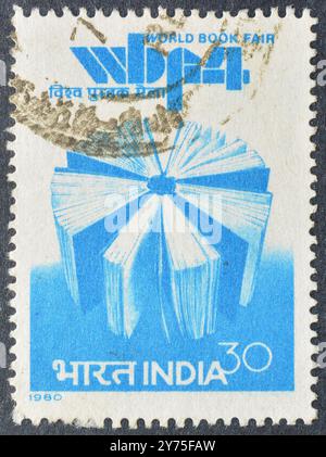 Timbre-poste oblitéré imprimé par l'Inde, qui célèbre la 4ème Foire mondiale du livre, New Delhi, vers 1980. Banque D'Images