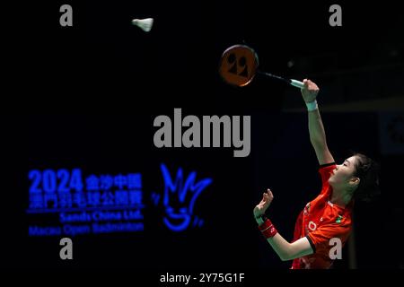 Macao, Chine. 28 septembre 2024. Gao Fangjie fait son retour lors du match de demi-finale en simple féminin entre Gao Fangjie de Chine et Chiu PIN-Chian de Taipei chinois au Macao Open Badminton 2024 à Macao, Chine du Sud, le 28 septembre 2024. Crédit : Cheong Kam Ka/Xinhua/Alamy Live News Banque D'Images