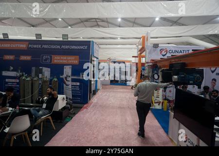 Rajkot, Gujarat, Inde. 27 septembre 2024. Gunatit Stall, Rajkot machine Tools Show 2024. Crédit : Nasirkhan Davi/Alamy Live News Banque D'Images