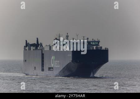 Transporteur de véhicules Auto Aspire se dirigeant vers Royal Portbury Docks par un jour couvert avec un peu de soleil Banque D'Images