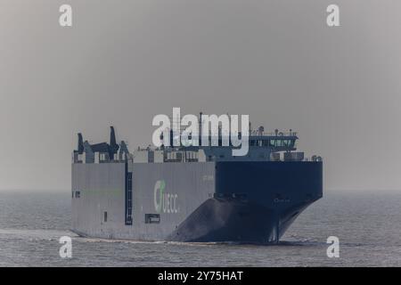 Transporteur de véhicules Auto Aspire se dirigeant vers Royal Portbury Docks par un jour couvert avec un peu de soleil Banque D'Images