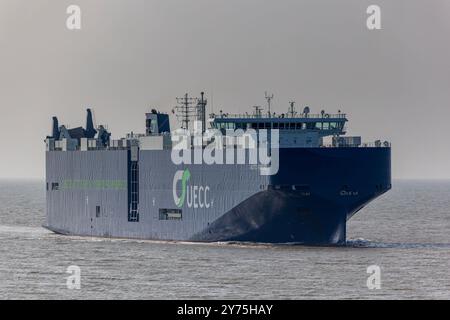 Transporteur de véhicules Auto Aspire se dirigeant vers Royal Portbury Docks par un jour couvert avec un peu de soleil Banque D'Images