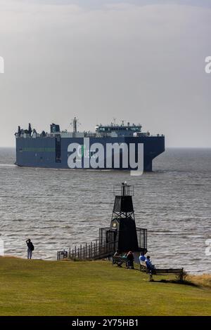 Transporteur de véhicules Auto Aspire se dirigeant vers Royal Portbury Docks par un jour couvert avec un peu de soleil Banque D'Images